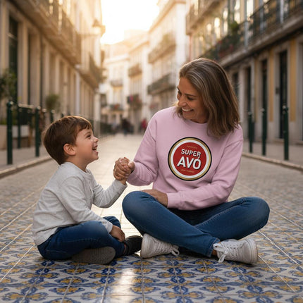 Woman and child sitting on a street, womam wearing a "Super Avó" sweatshirt