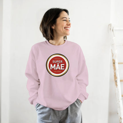Person wearing a pink sweatshirt with 'Super Mãe' text on a white background