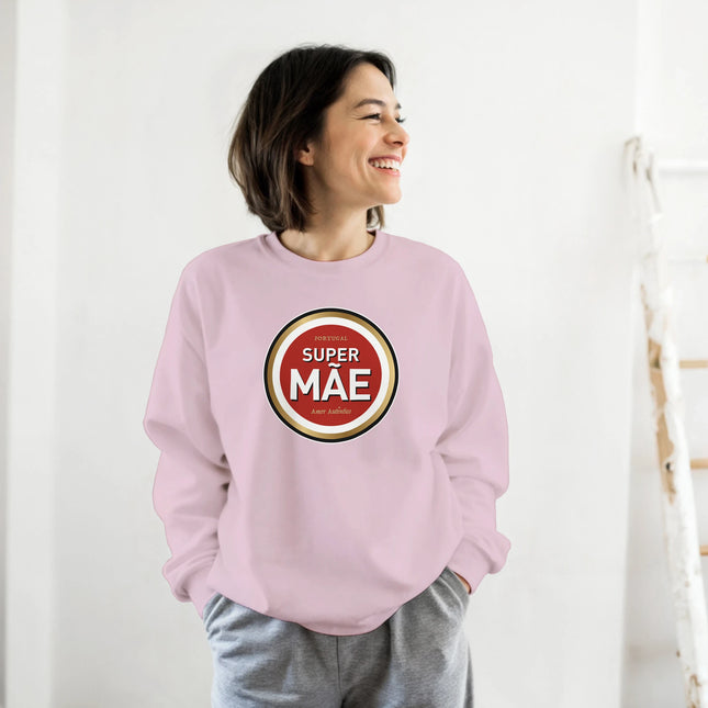 Person wearing a pink sweatshirt with 'Super Mãe' text on a white background