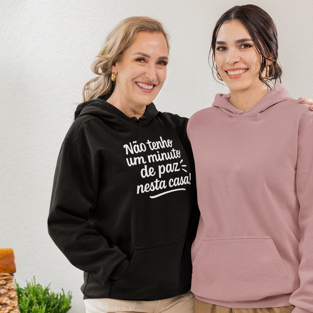Black hoodie with 'Não etnho um minuto de paz nesta casa!' text, an typical portuguese mom expression.