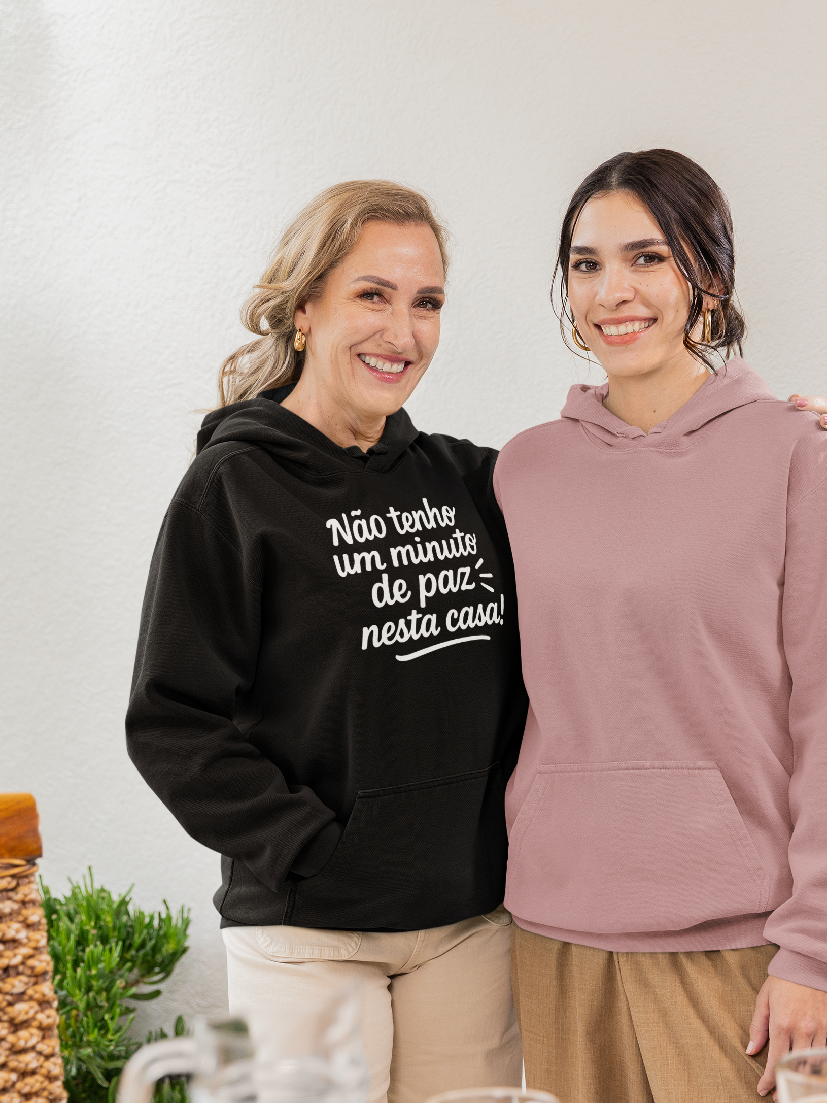 Black hoodie with 'Não etnho um minuto de paz nesta casa!' text, an typical portuguese mom expression.