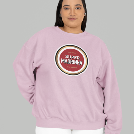 Person wearing a pink sweatshirt with 'Super Madrinha' print on a gray background