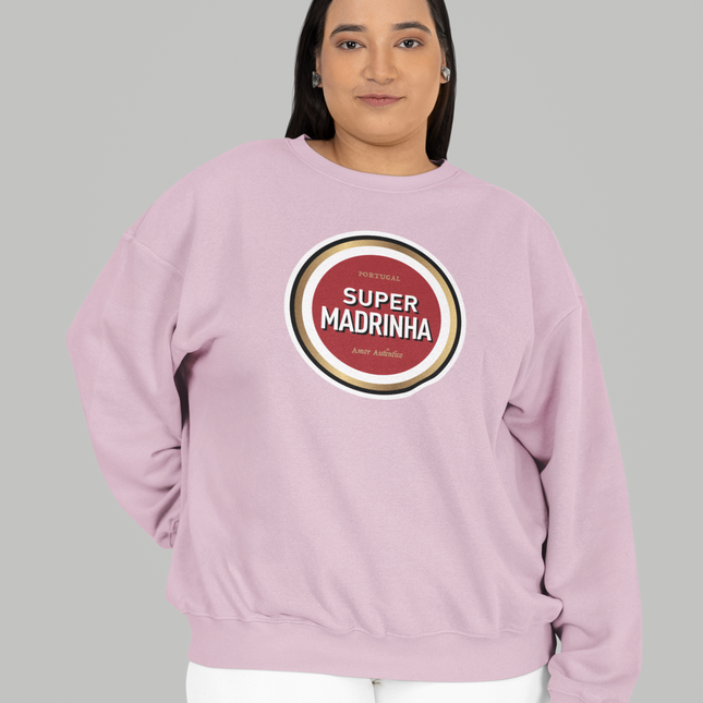 Person wearing a pink sweatshirt with 'Super Madrinha' print on a gray background