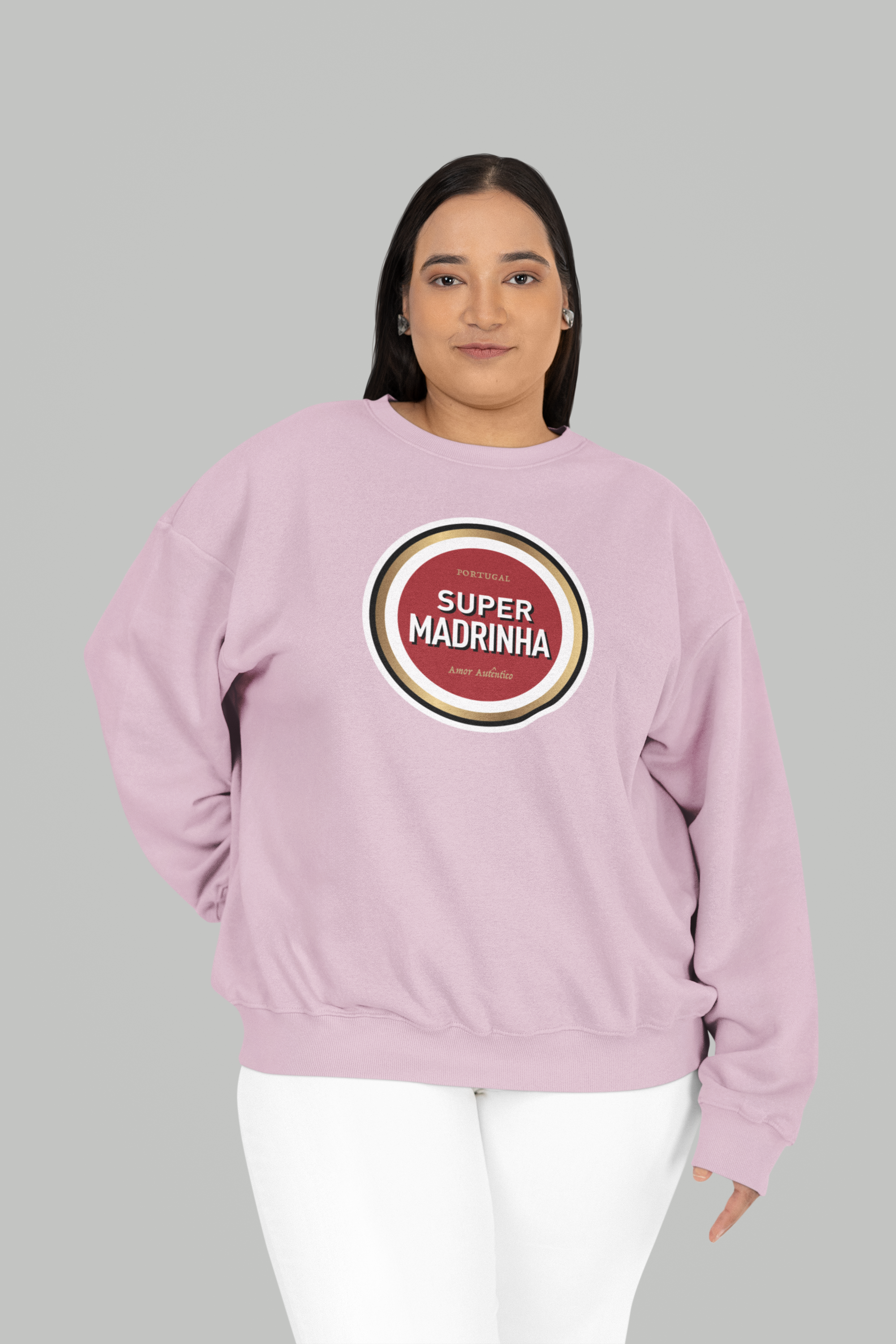 Person wearing a pink sweatshirt with 'Super Madrinha' print on a gray background