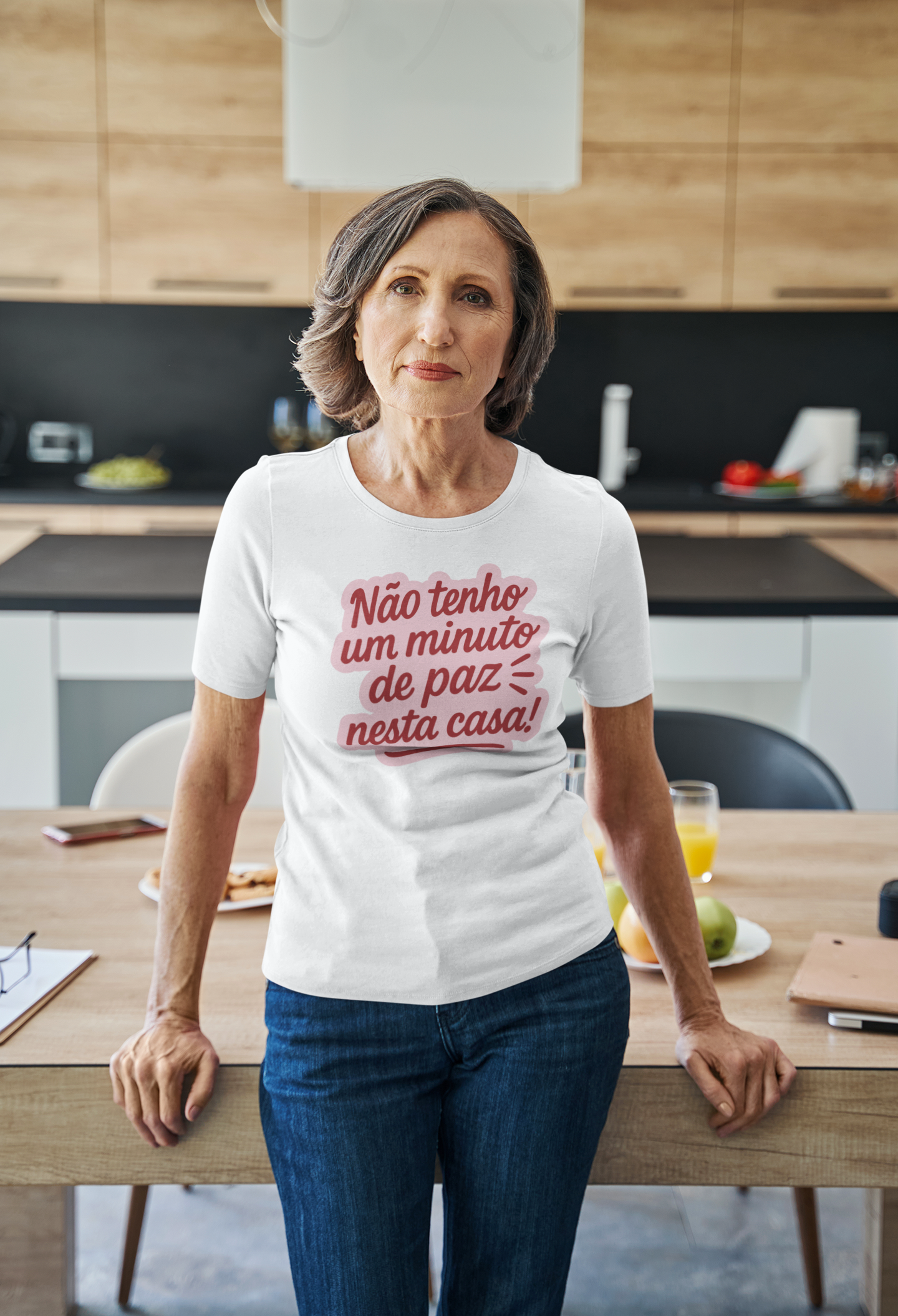 white tshirt with 'não tenho um minuto de paz neste casa!" text, an typical portuguese expression