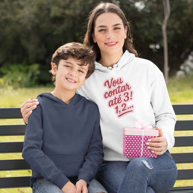 child and Mom: mom wearing a white oodie with "vou contar até 3! 1, 2, .. " text