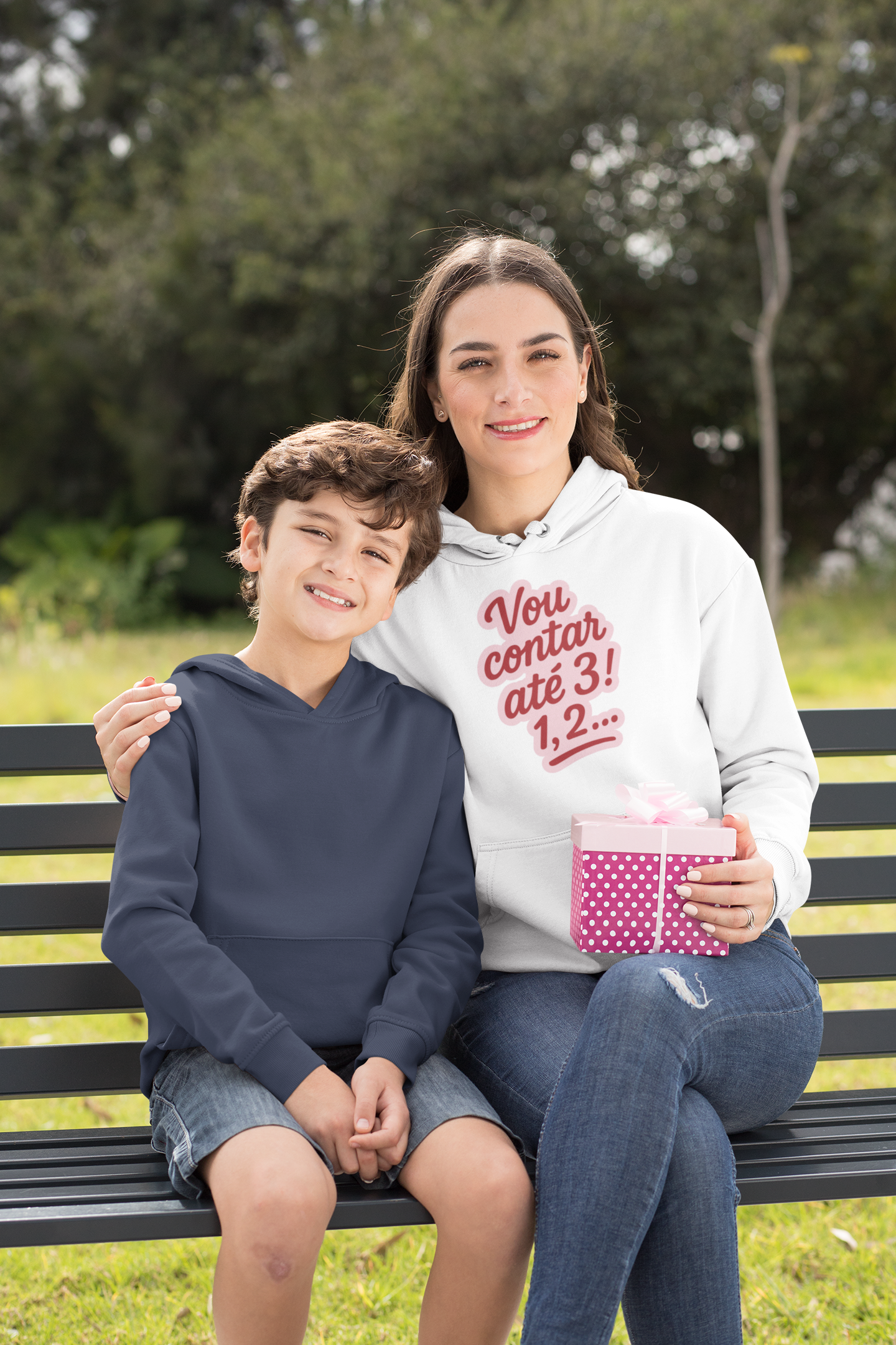 child and Mom: mom wearing a white oodie with "vou contar até 3! 1, 2, .. " text