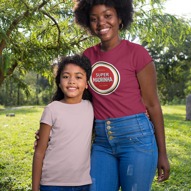 Women wearing "Super Madrinha" text