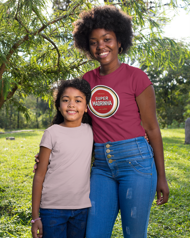 Women wearing "Super Madrinha" text