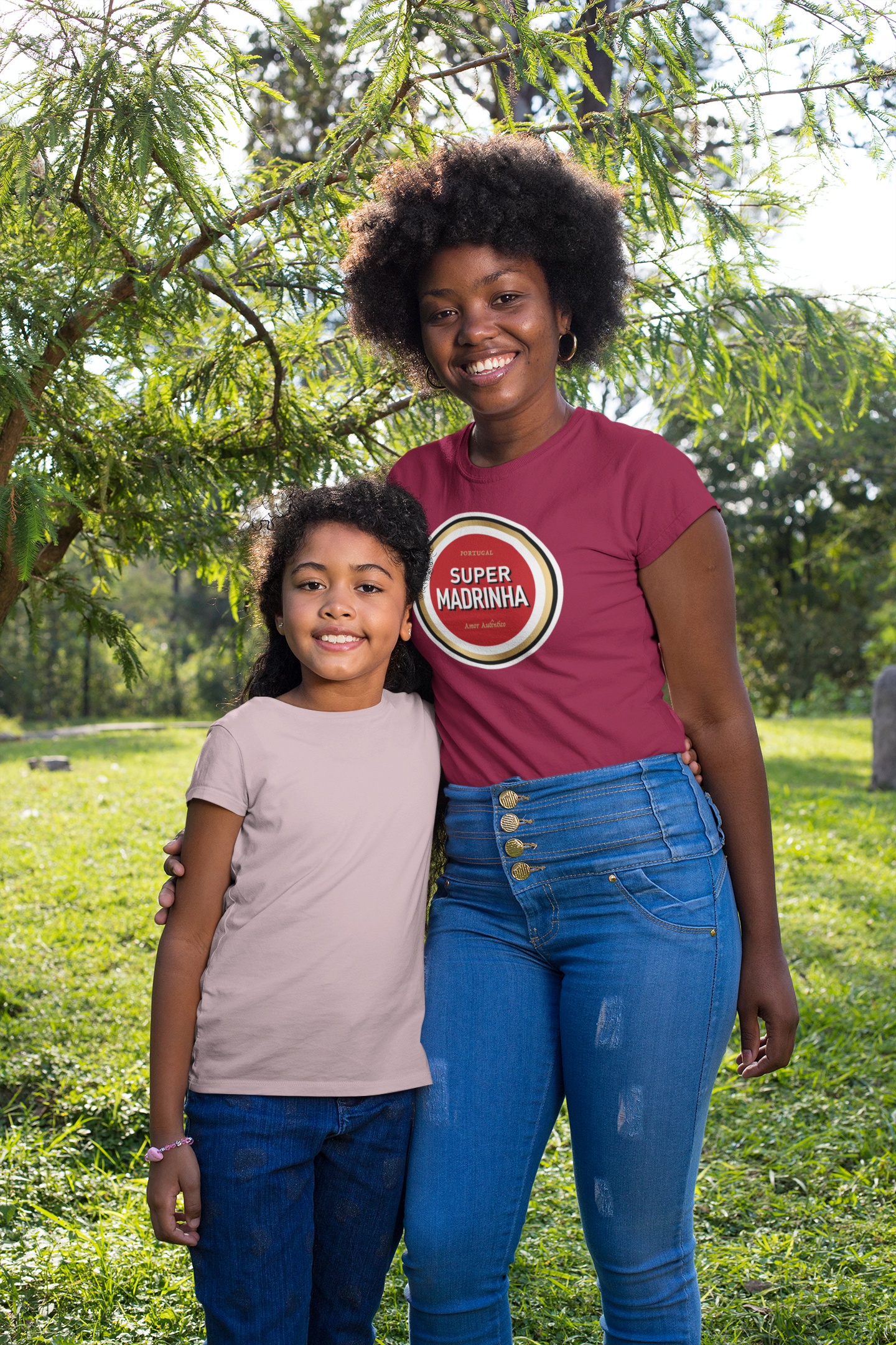 Women wearing "Super Madrinha" text