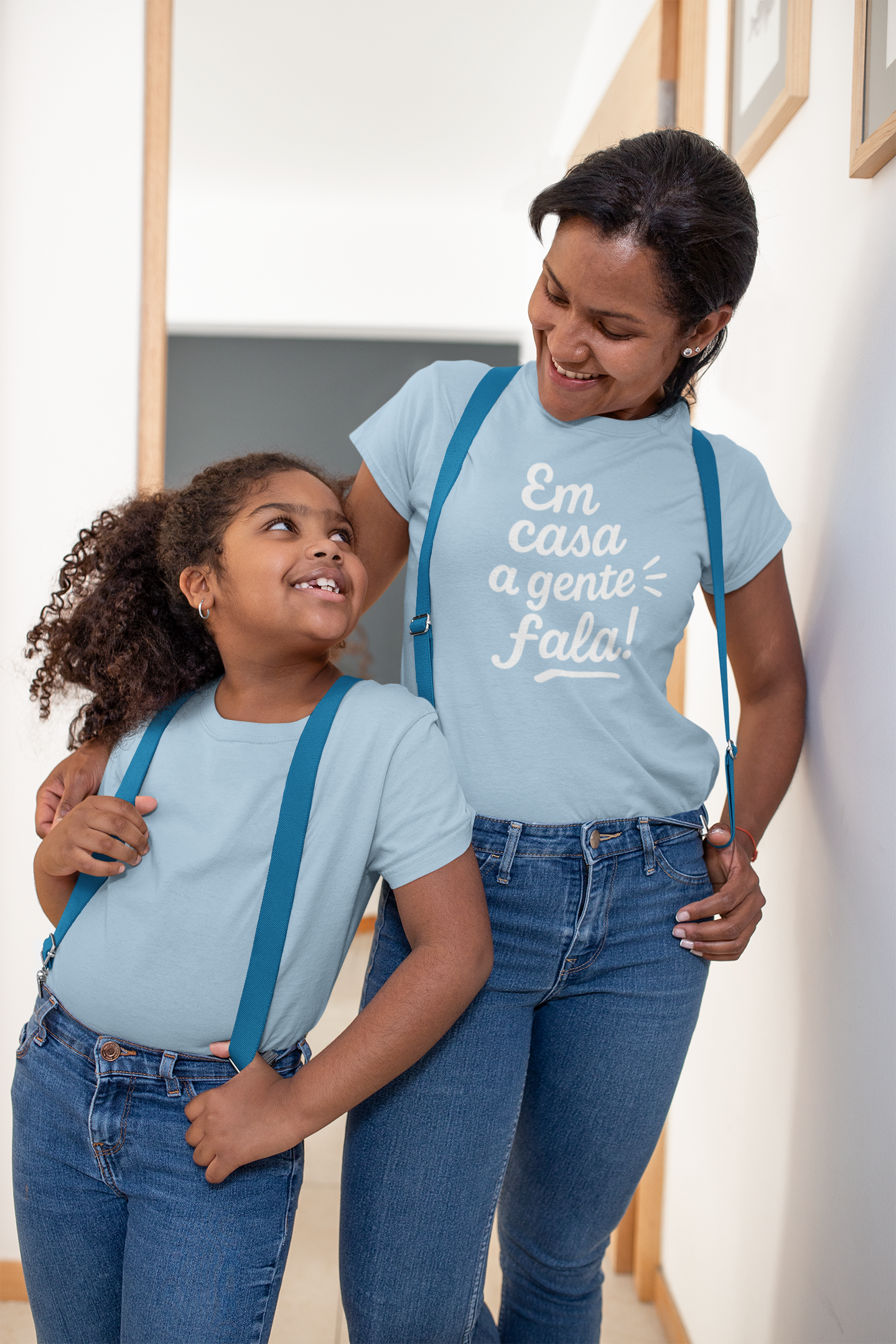 "Em casa a gente fala!" T-shirt